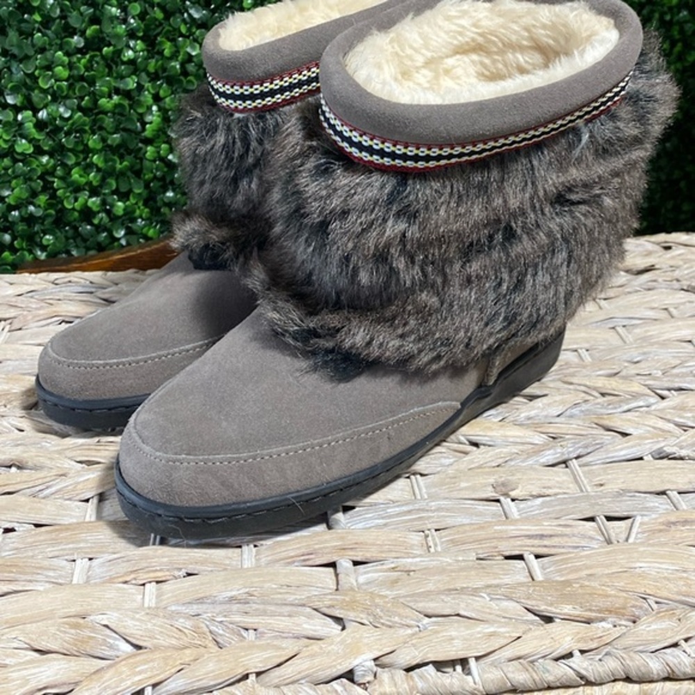 Minnetonka Boots Sz6